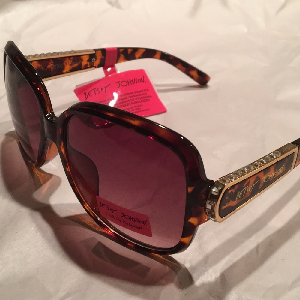 BETSEY JOHNSON OVERSIZED SQUARE SUNGLASSES NWT